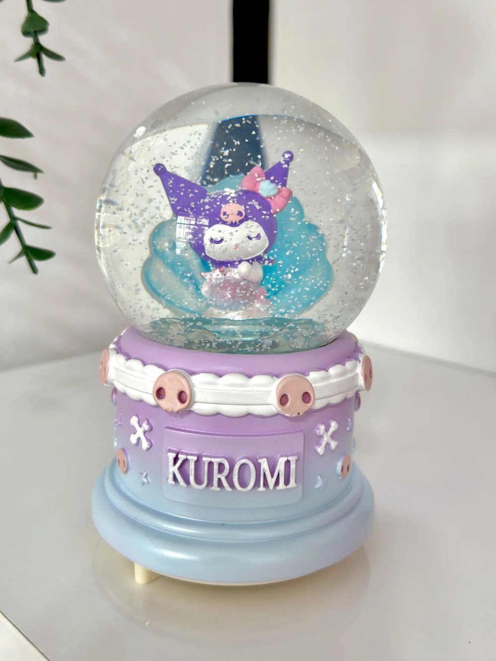 Kuromi & Hello Kitty Kar Püskürtmeli Müzikli Kar Küresi