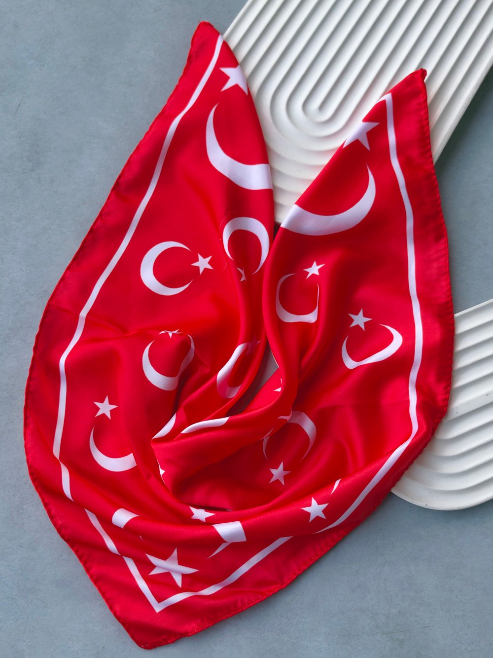 Bayrak Desenli Kırmızı 50x50 cm Saten Fular