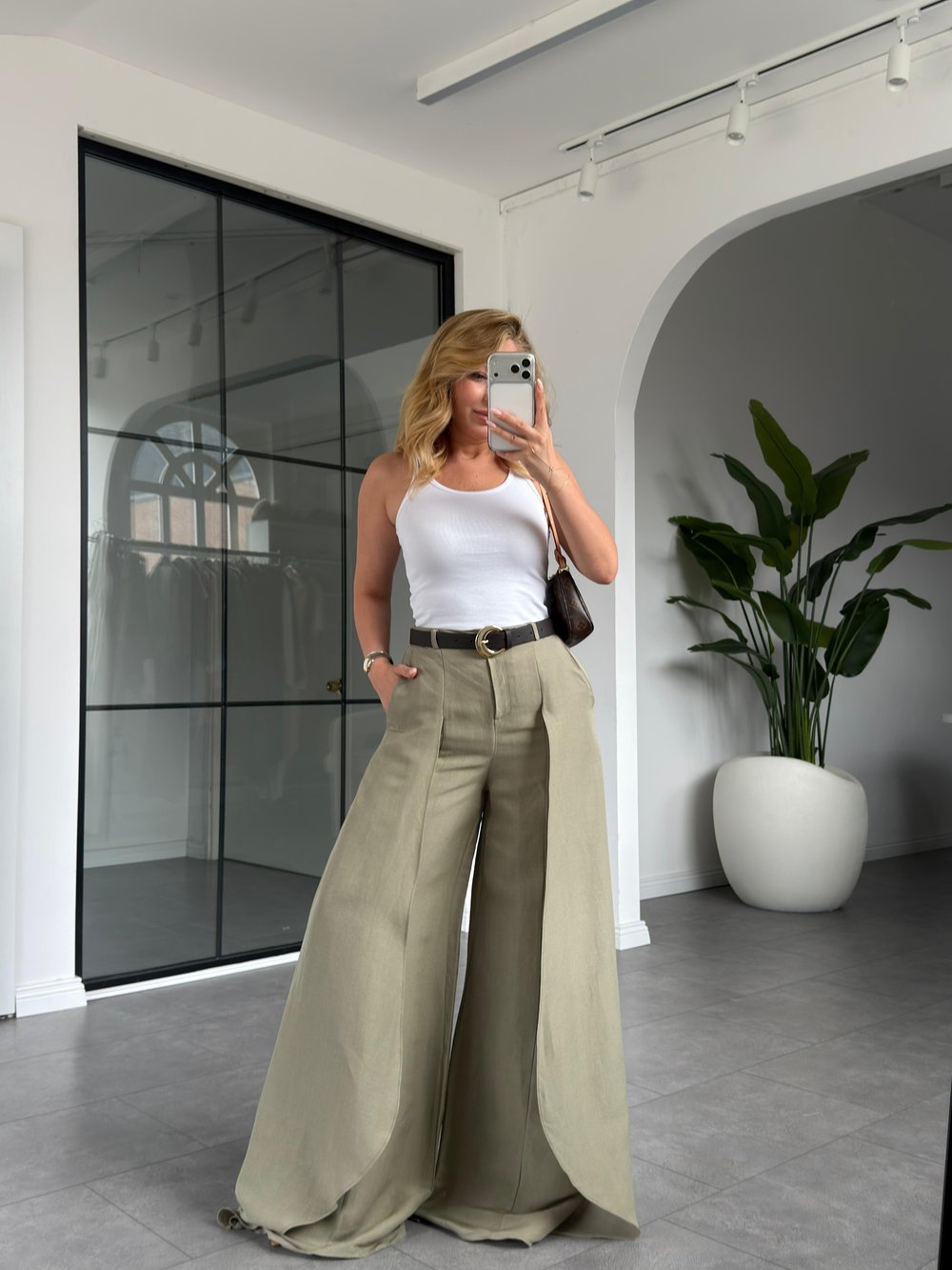 Paça Detaylı Kemerli  Keten Pantolon 501404