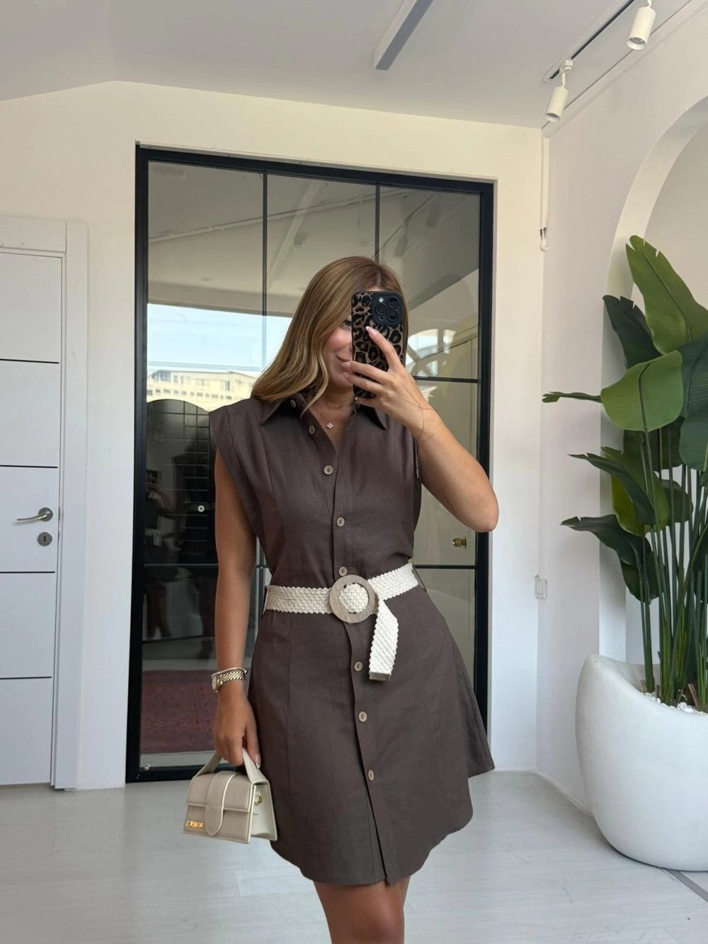 KAHVE KEMERLİ KISA ELBİSE