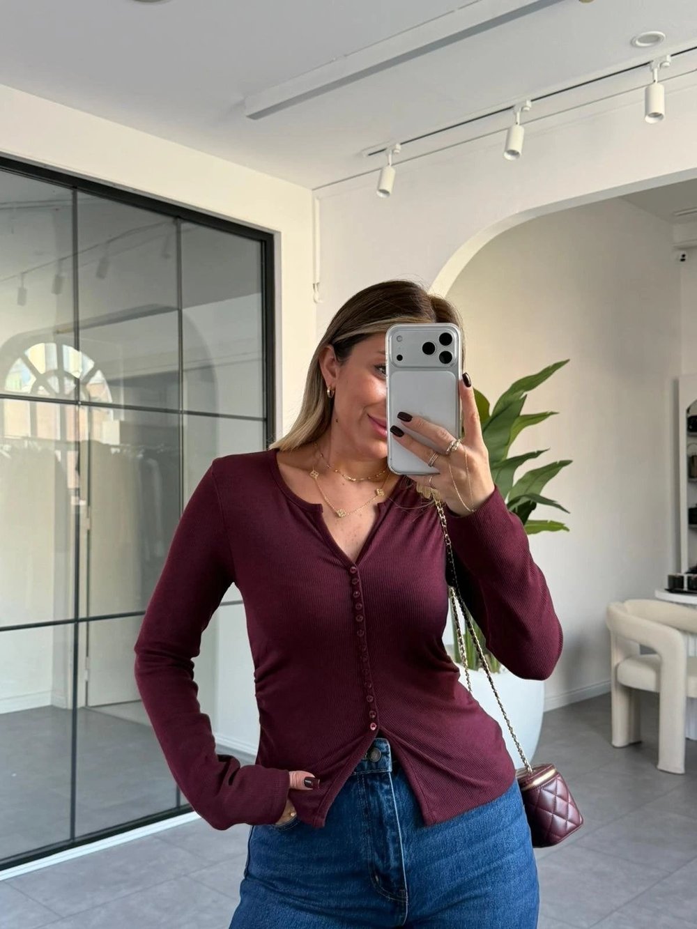 KOYU BORDO DİLVİN DÜĞME DETAYLI BLUZ