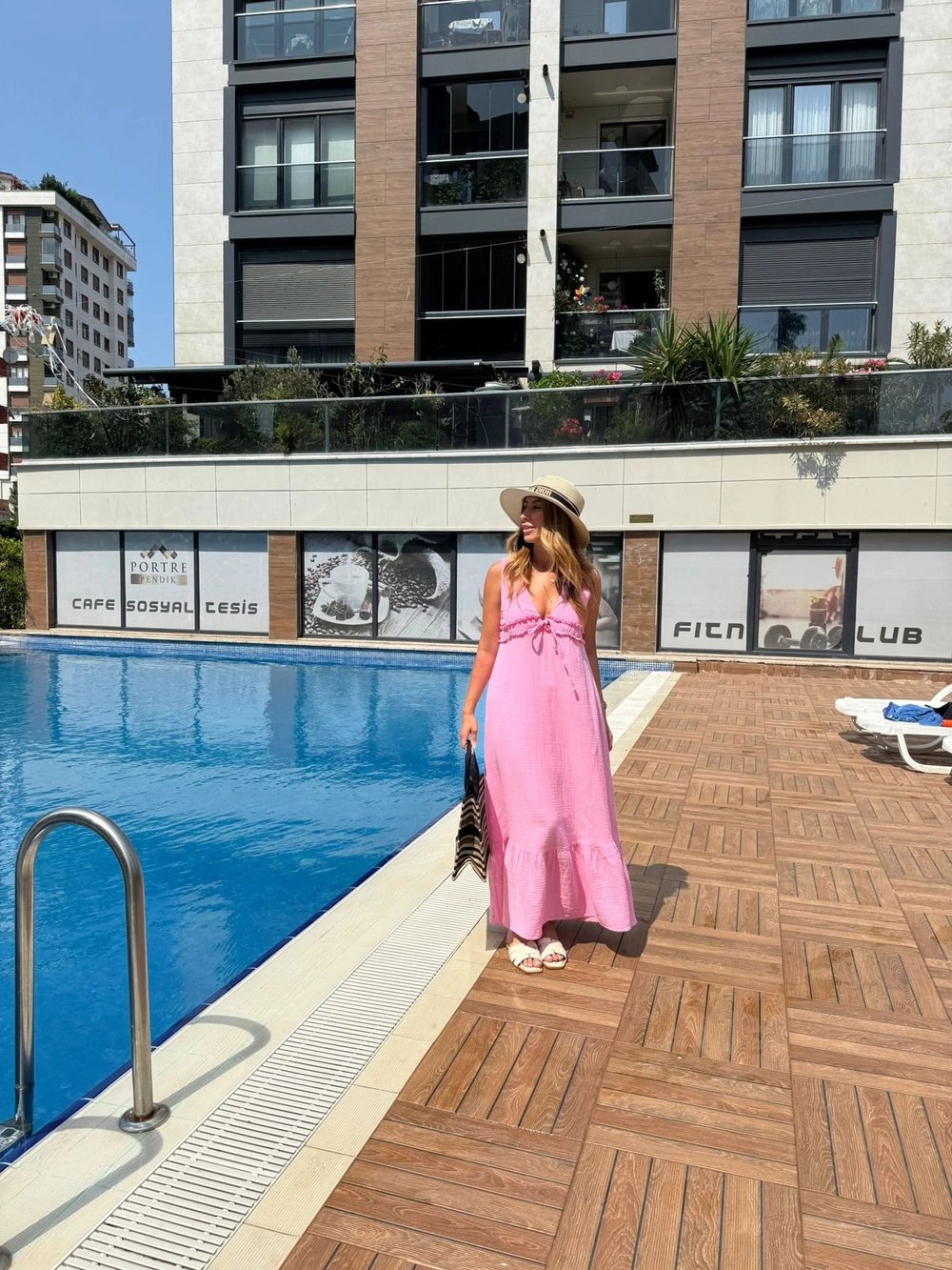 PEMBE DEKOLTE DETAY MÜSLİN ELBİSE