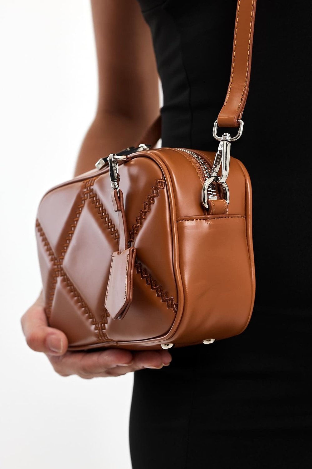 Küçük Boy Nakış Detaylı Crossbody Çapraz Askılı Kadın Omuz Çantası Taba