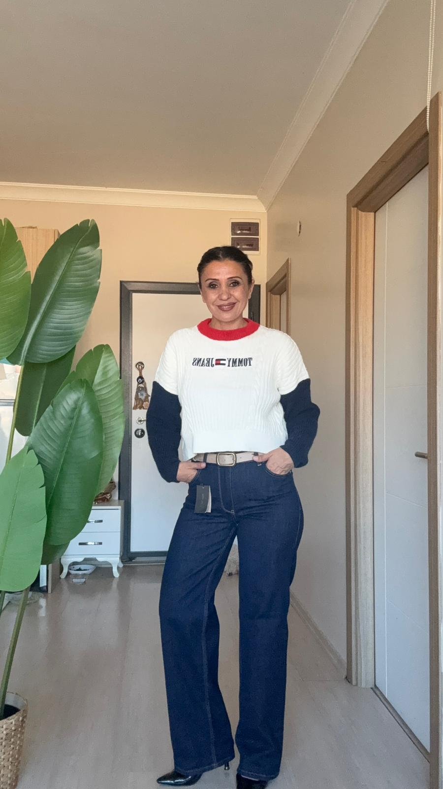 Ekru Logo Detaylı Crop Triko