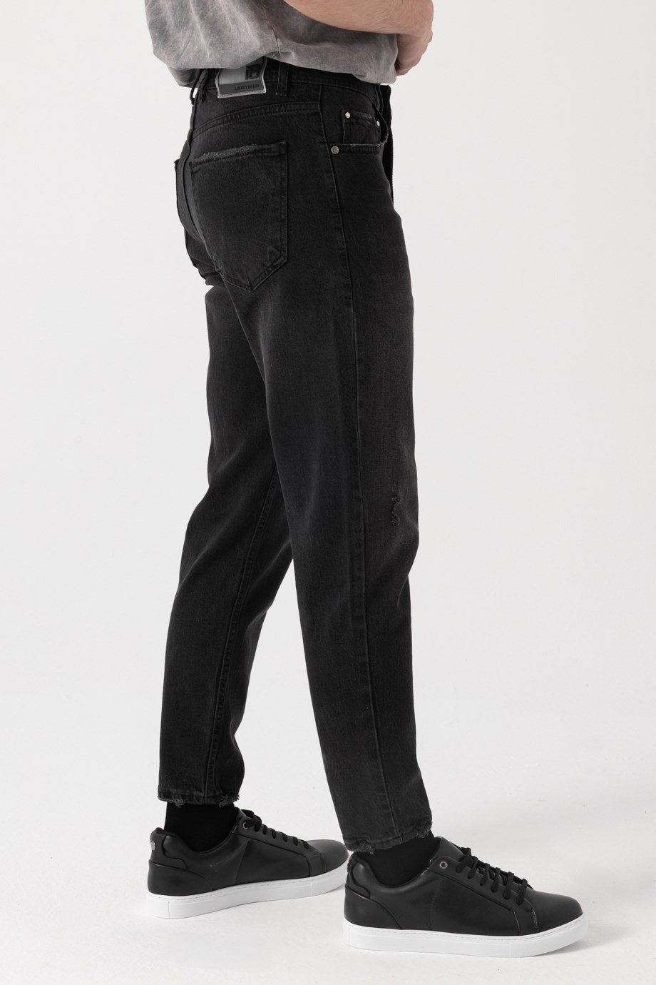 Paça Yıpratmalı Tapered Jean