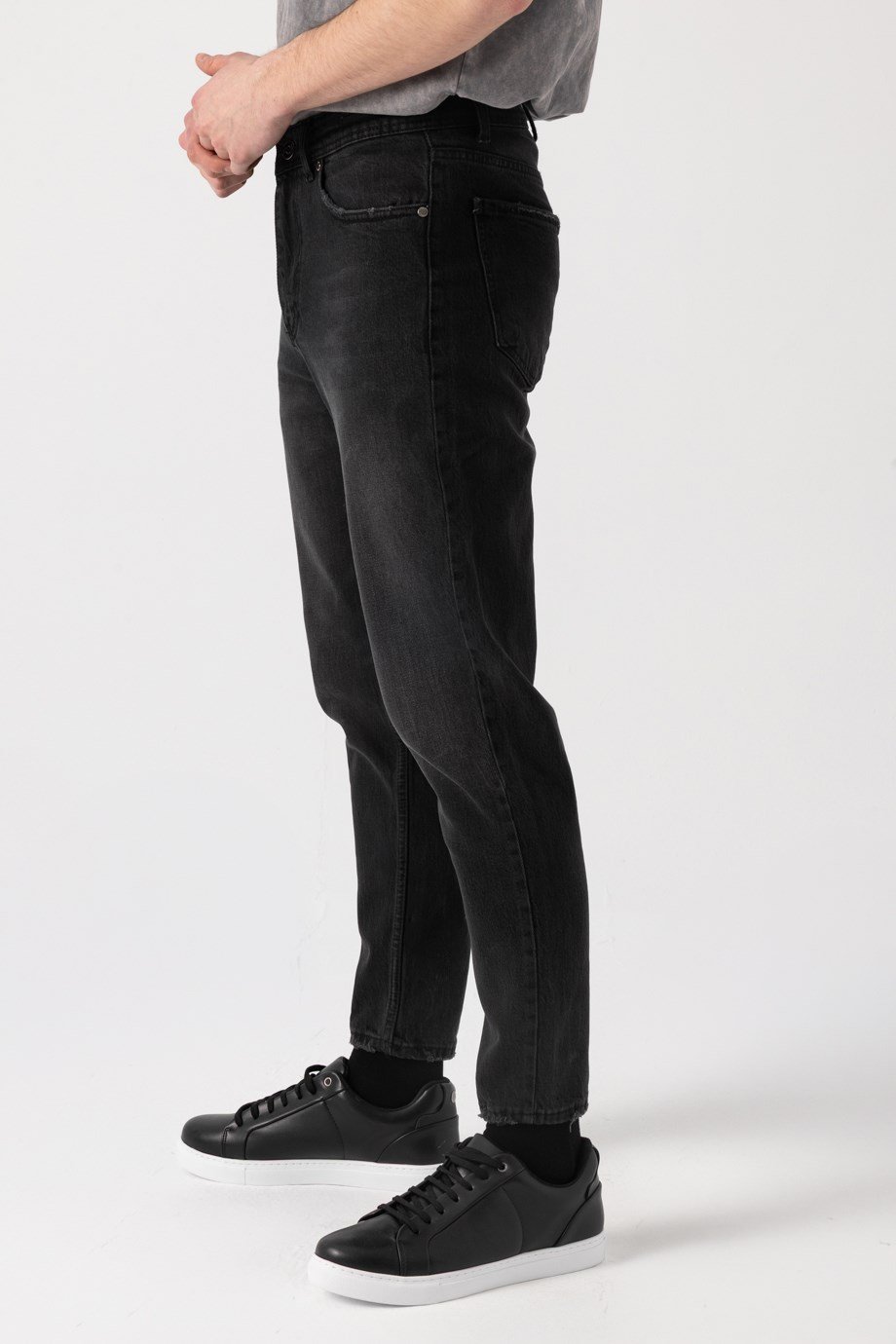 Paça Yıpratmalı Tapered Jean