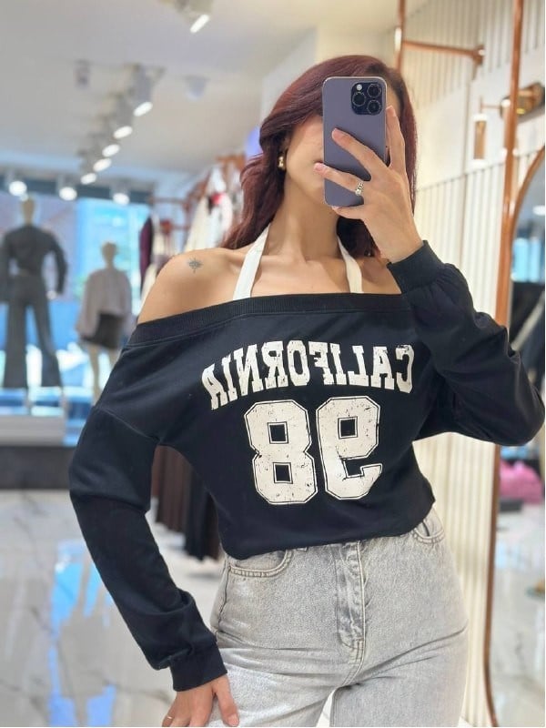 BOYUNDAN GEÇME BASKILI BLUZ SİYAH