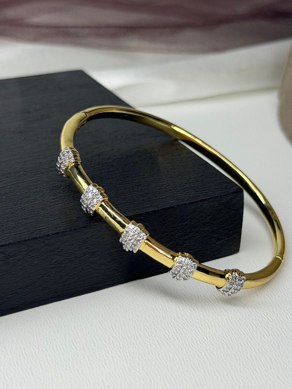 Düğüm Taşlı Gold Kelepçe Bileklik