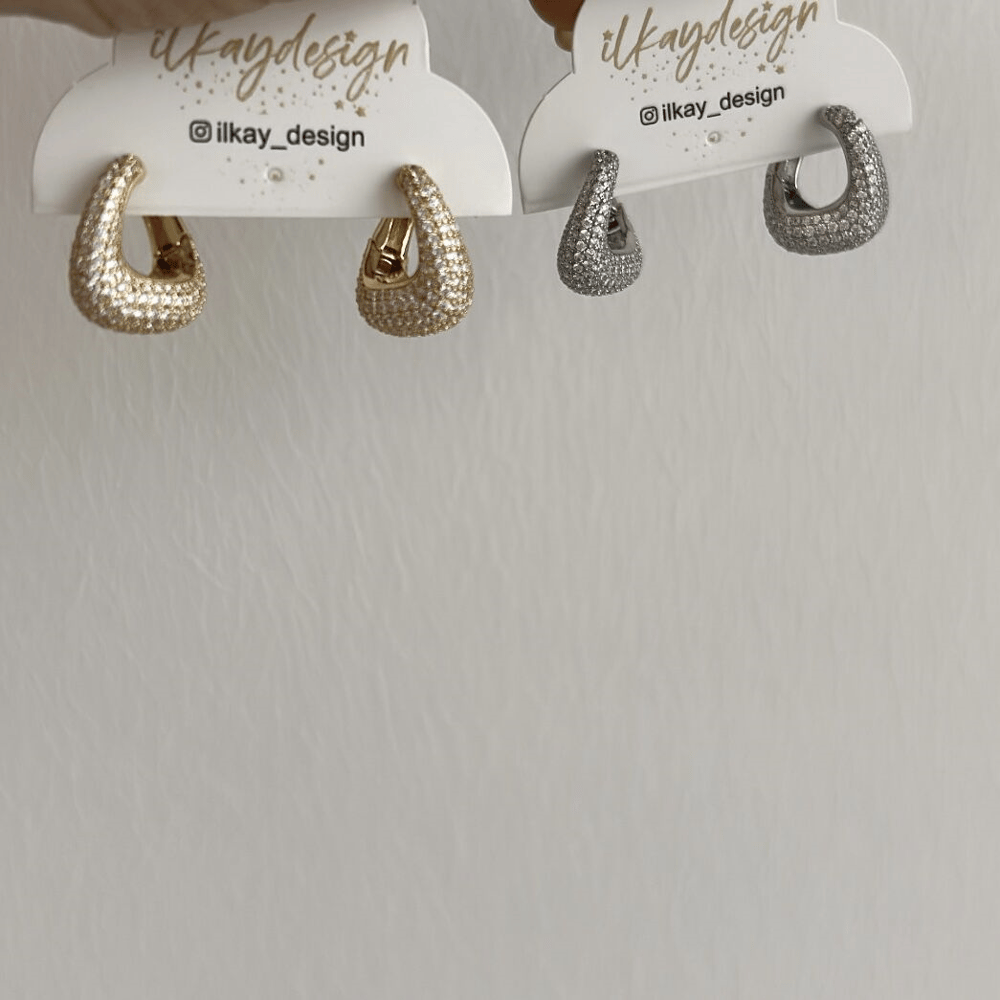 Özel Seri Zirkon Taşlı Kıvrımlı Oval Küpe 1,5cm