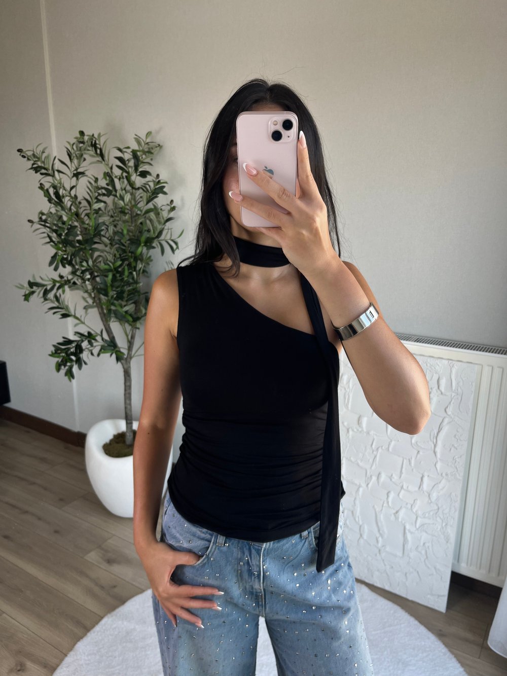 Asimetrik Kesim Fular Detaylı Bluz Siyah