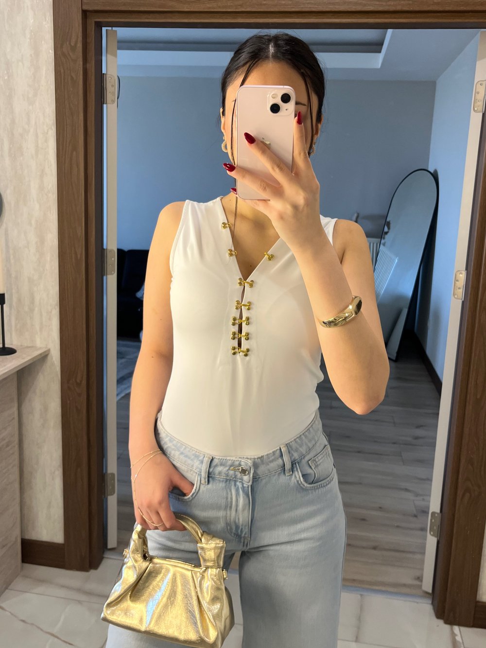 Beyaz V Yaka Gold Aksesuarlı Bluz