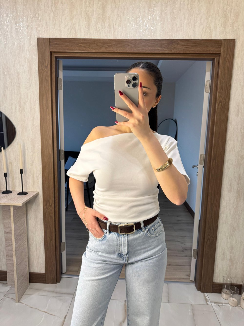 Bir Omzu Düşük Basic Tişört