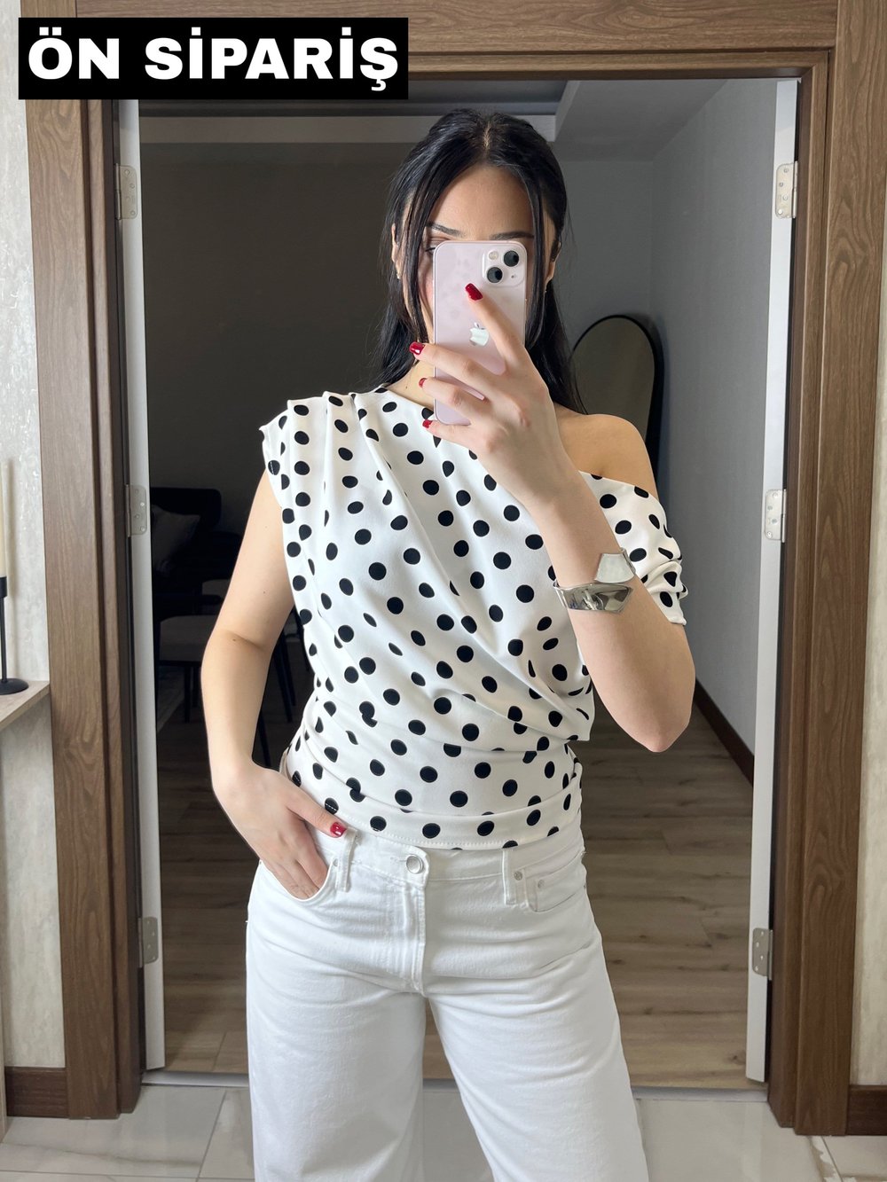 Bir Omzu Düşük Puantiyeli Bluz