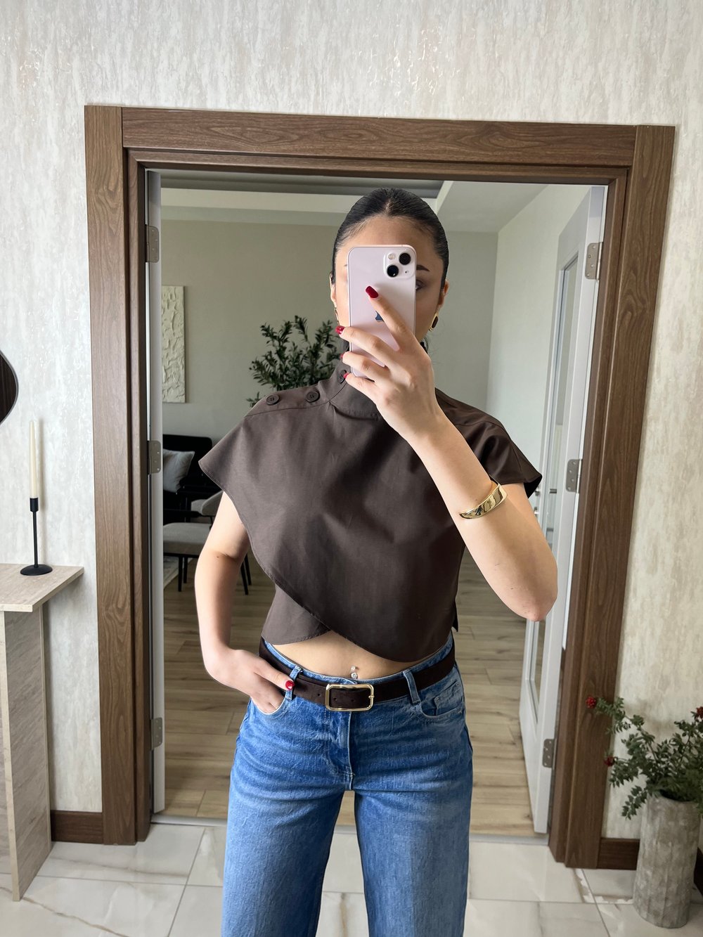Dik Yaka Düğme Detaylı Crop Bluz Kahverengi