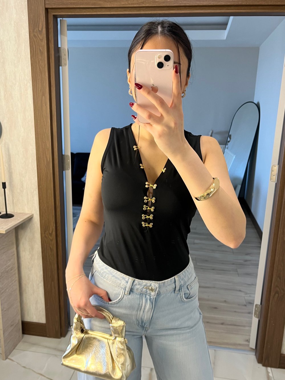 Siyah V Yaka Gold Aksesuarlı Bluz