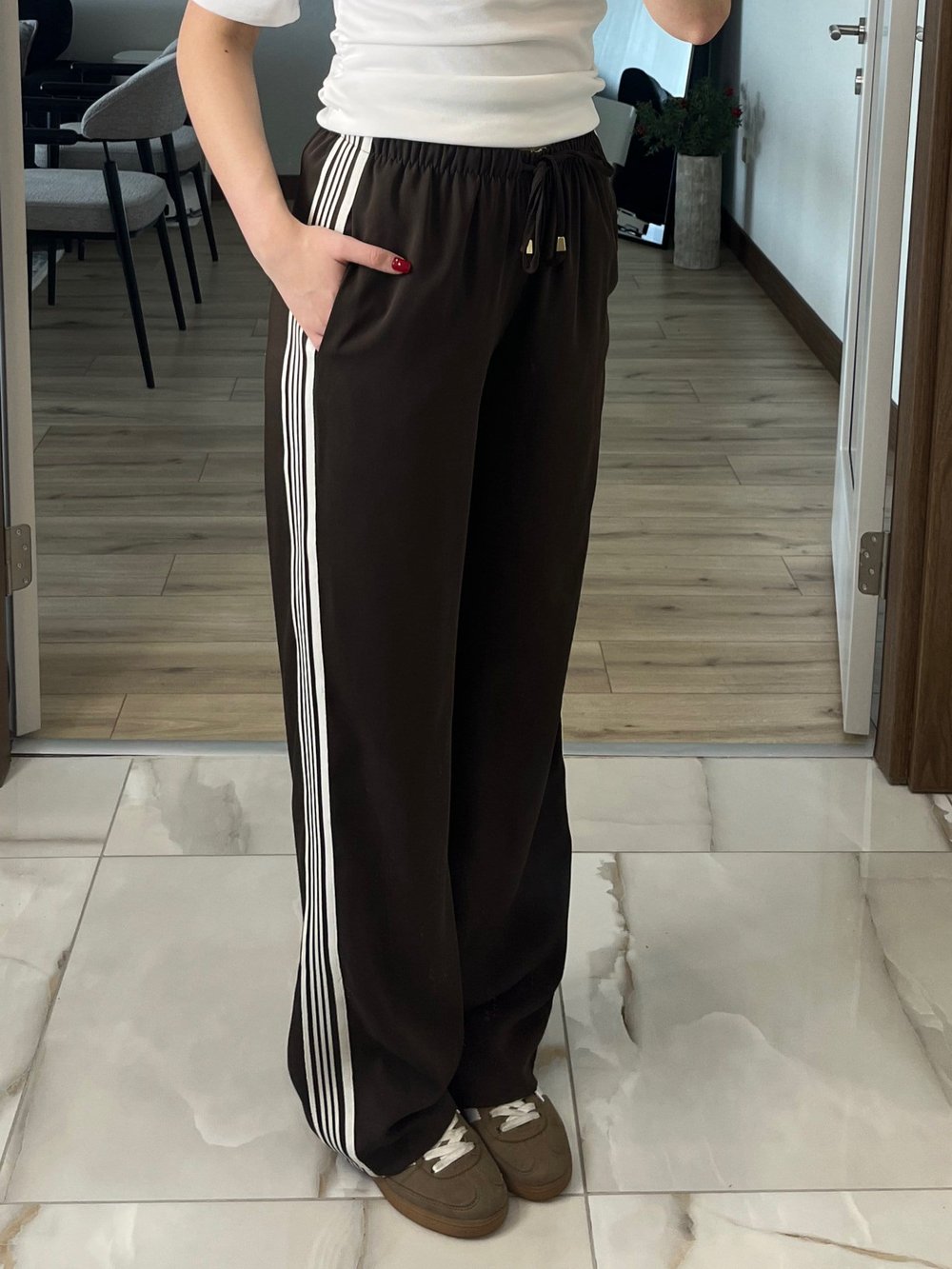Yan Şerit Detaylı Lastik Bel Kumaş Pantolon Kahverengi
