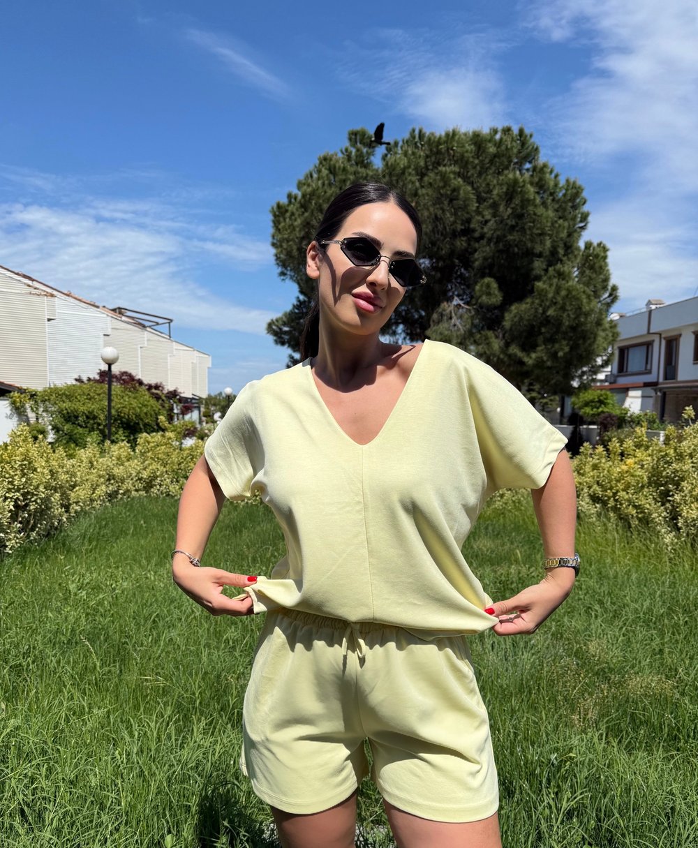 Açık Sarı şortlu Takım