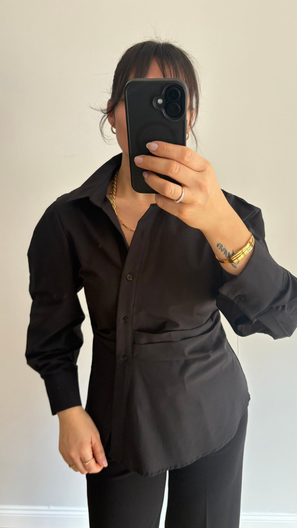 SİYAH ÇAPRAZ DÜĞMELİ DRAPELİ GÖMLEK