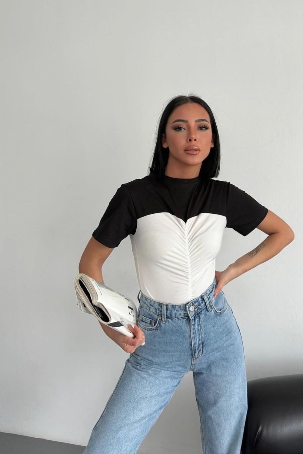 Kadın İki Renkli Göğüs Büzgü Detaylı Bisiklet Yaka Penye Tshirt