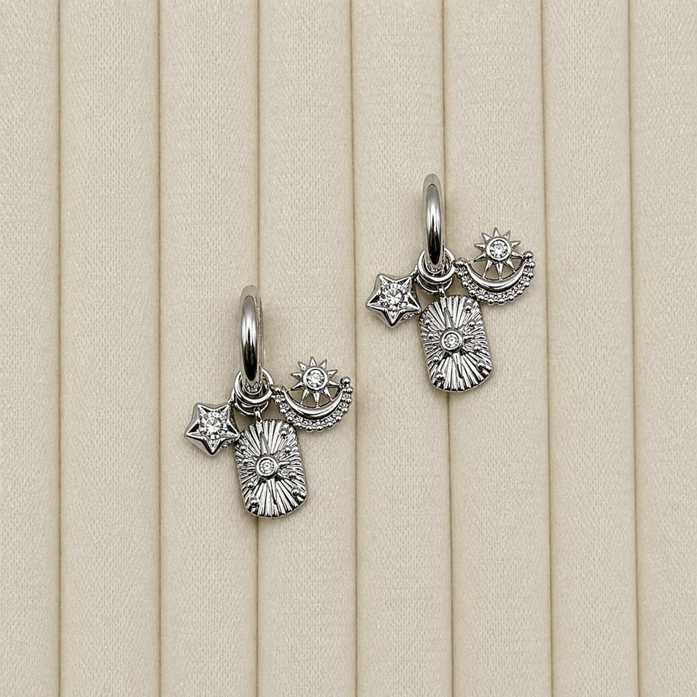 Güneş ve Yıldız Figürlü Taşlı Çelik Halka Küpe (Silver Görünümlü)