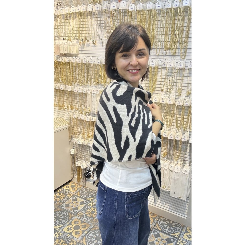 Siyah ve Ekru Çift Renkli Zebra Desenli Yumuşak Fular