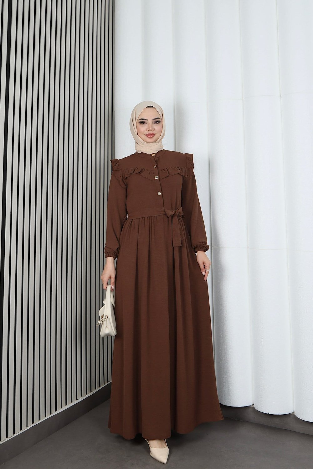 Omzu Ve Önü Fırfırlı Kuşaklı Ayrobin Tesettür Elbise Kahverengi  HNT7345