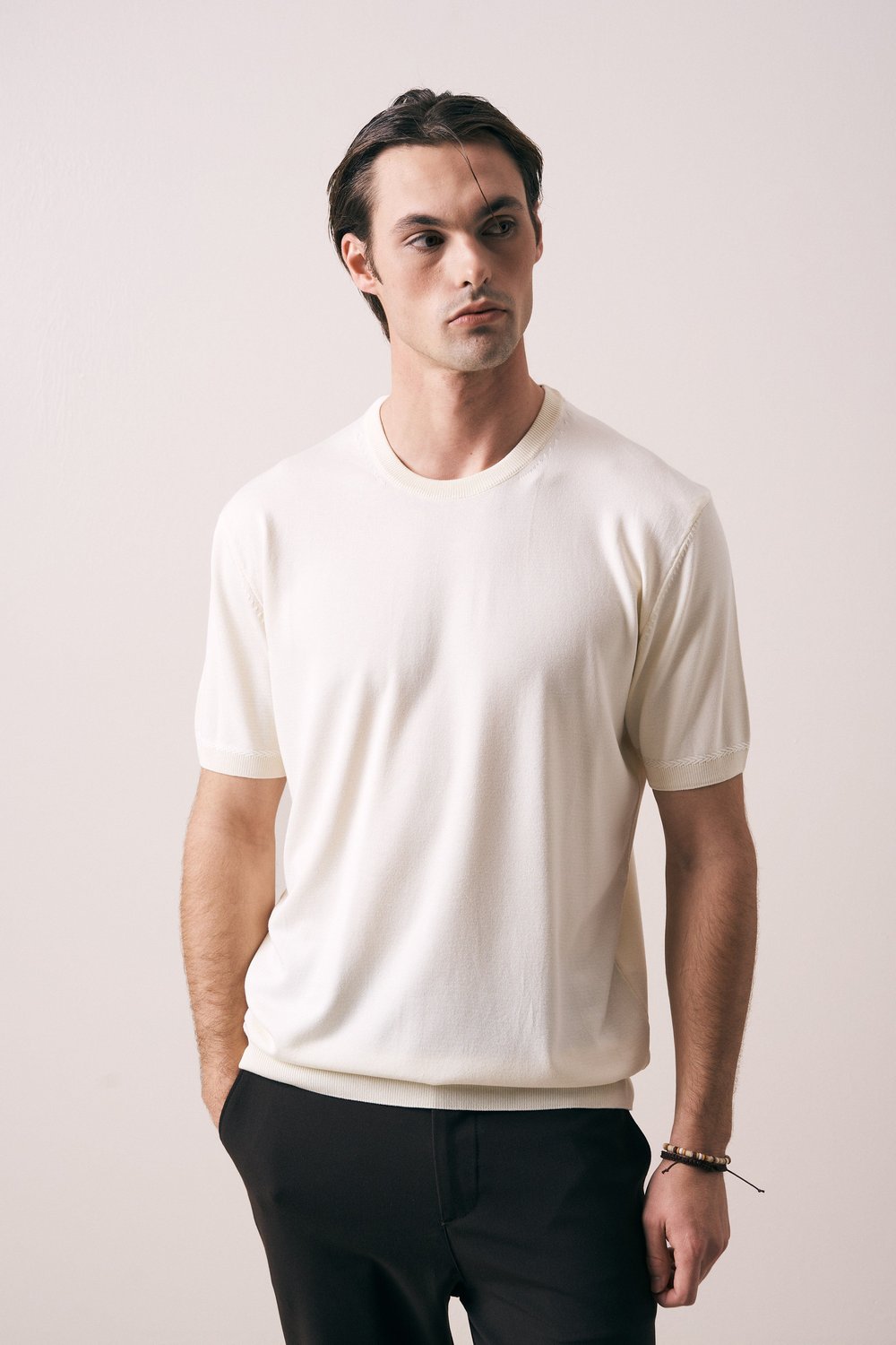 REGULAR FIT KOL ÖRGÜ DETAYLI TRİKO T-SHIRT