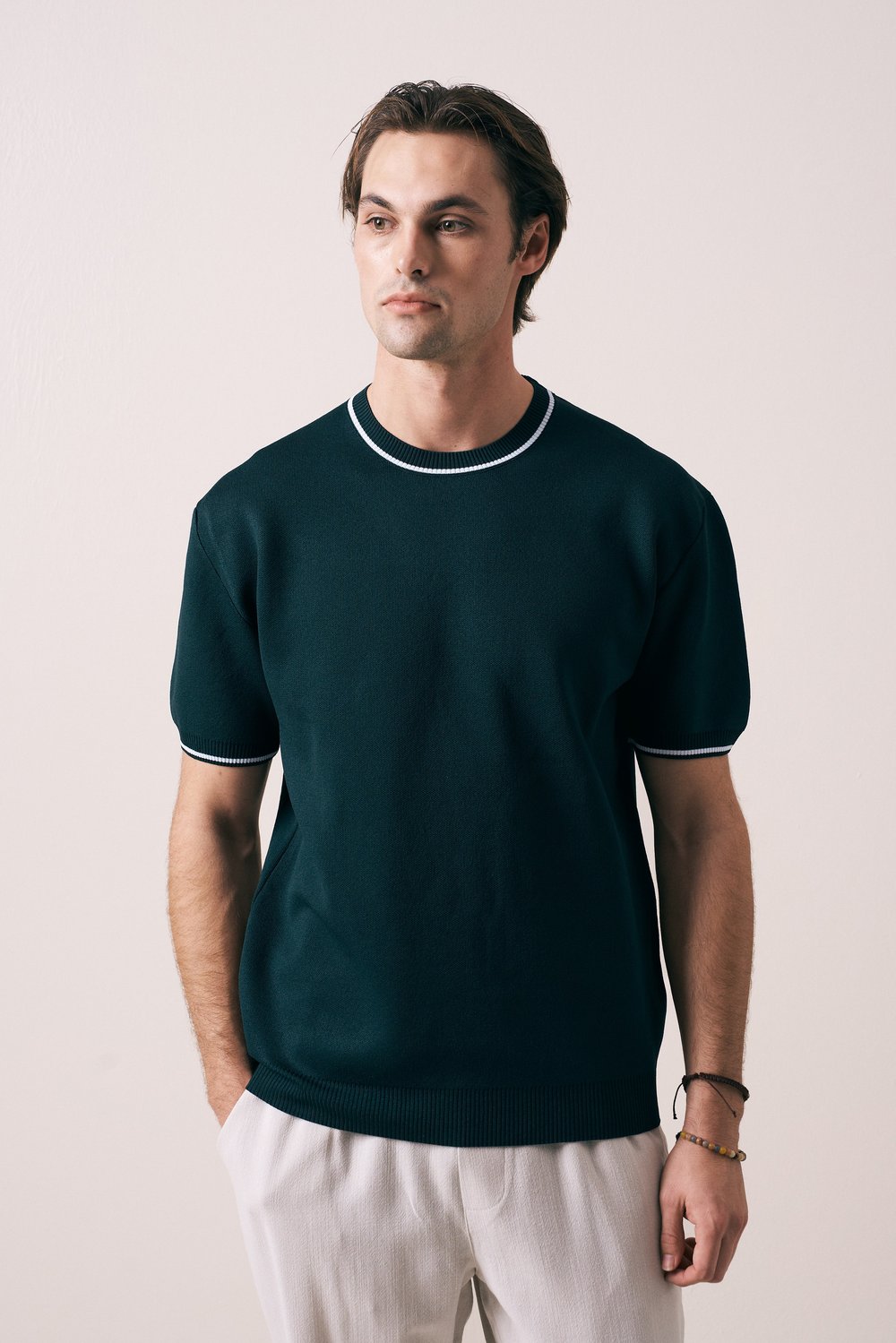 REGULAR FIT YAKA KOL DETAYLI TRİKO T-SHIRT 