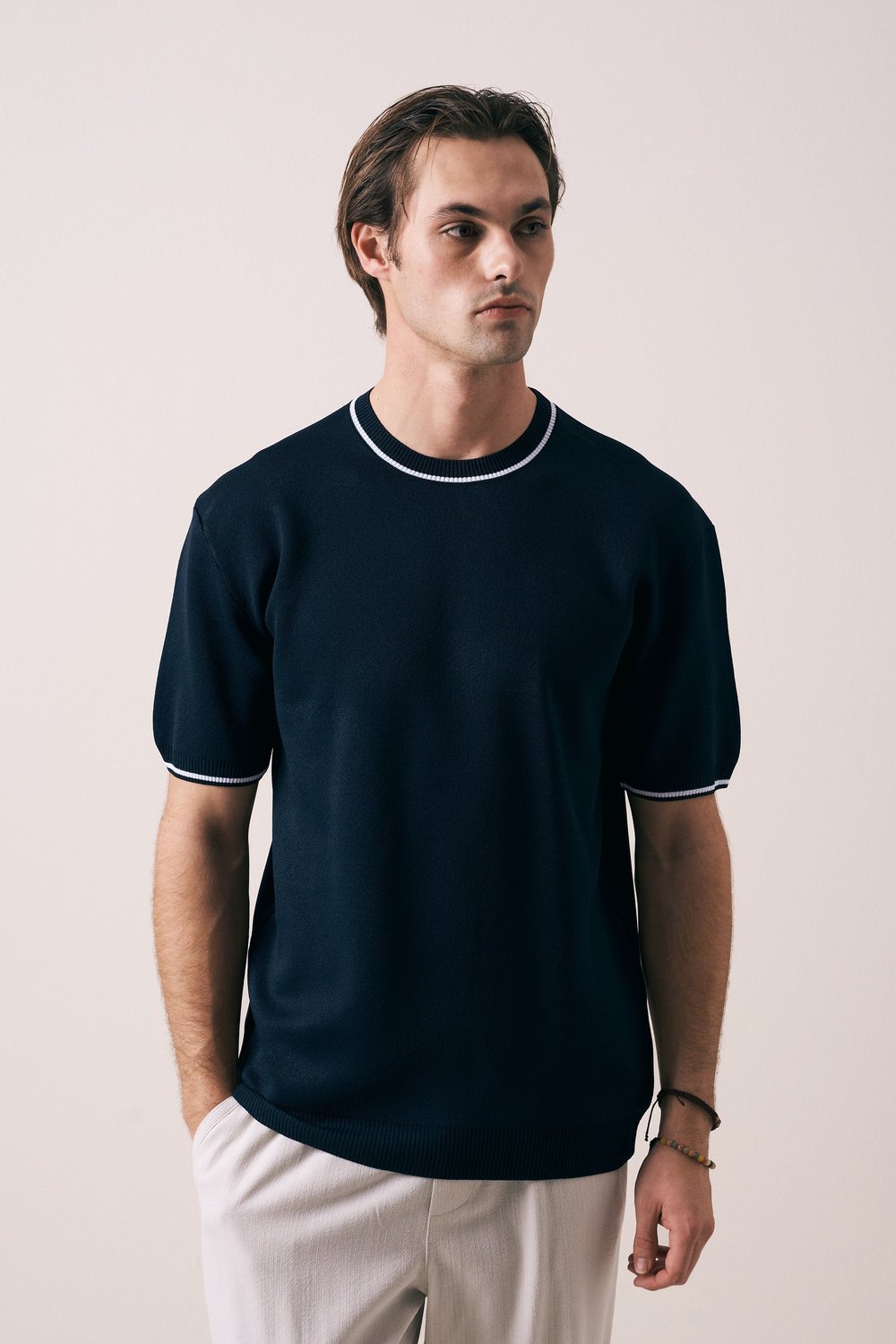 REGULAR FIT YAKA KOL DETAYLI TRİKO T-SHIRT 