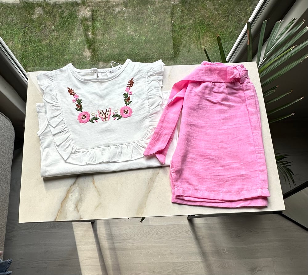 Çiçek Nakışlı Fırfırlı Bluz ve Pembe Keten Şort Takım