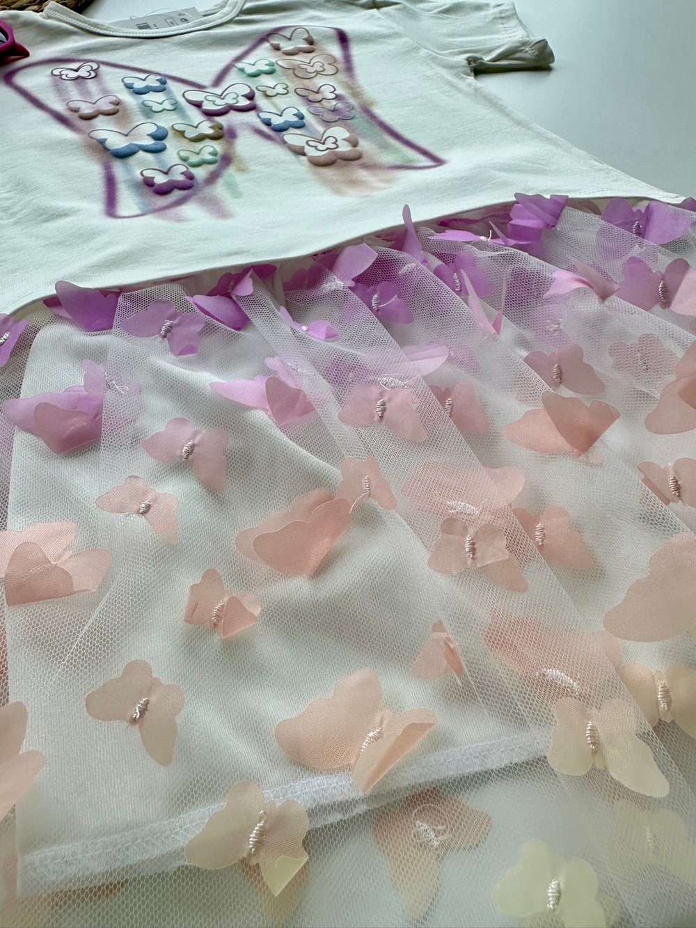 Kelebek Detaylı Tişört ve Tüllü Etek Takım – Pastel