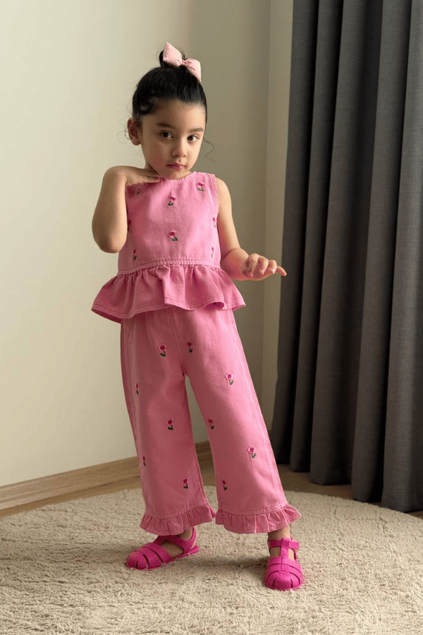 Kız Çocuk Çiçek Nakışlı Denim Bluz ve Pantolon Takım Pembe