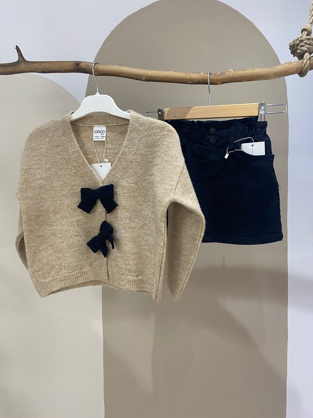 Kurdele Aplikeli Kahve Triko Hırka & Siyah Denim Etek Takımı – Kız Çocuk, 2–8 Yaş