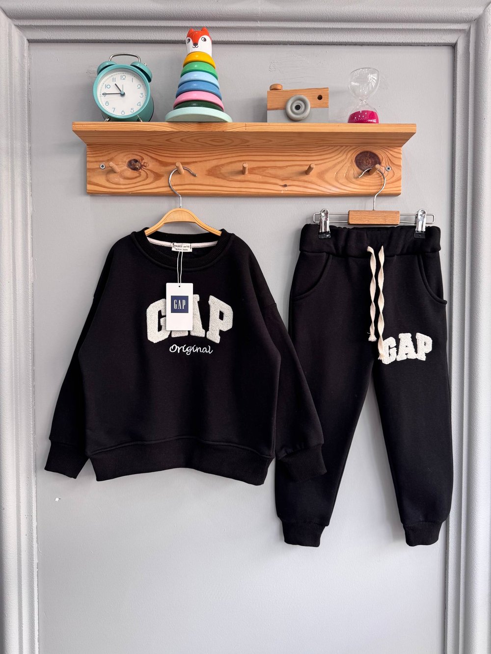 Süzene Nakışlı Siyah Çocuk Takımı – Şardonlu Sweatshirt & Jogger Alt, 4–14 Yaş