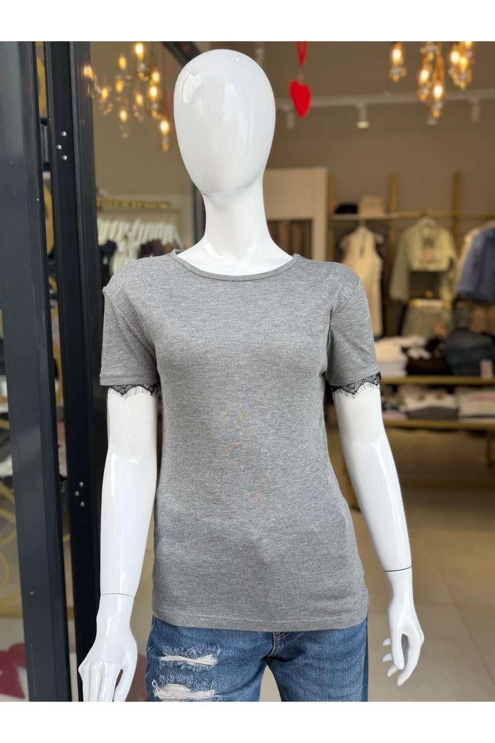Kolu Dantel Detaylı Basic T-Shirt – Kısa Kollu Günlük Kadın T-Shirt