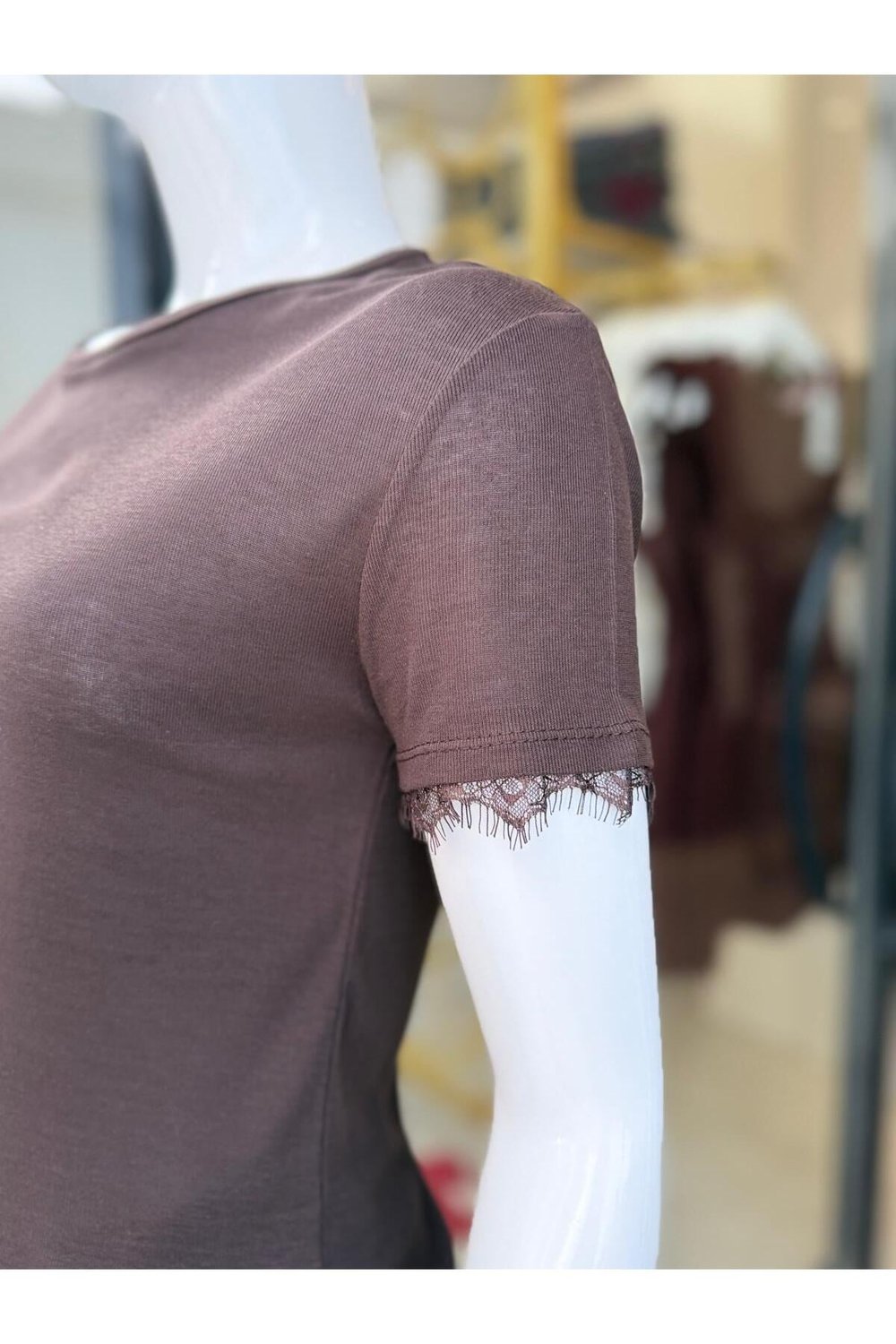 Kolu Dantel Detaylı Basic T-Shirt – Kısa Kollu Günlük Kadın T-Shirt