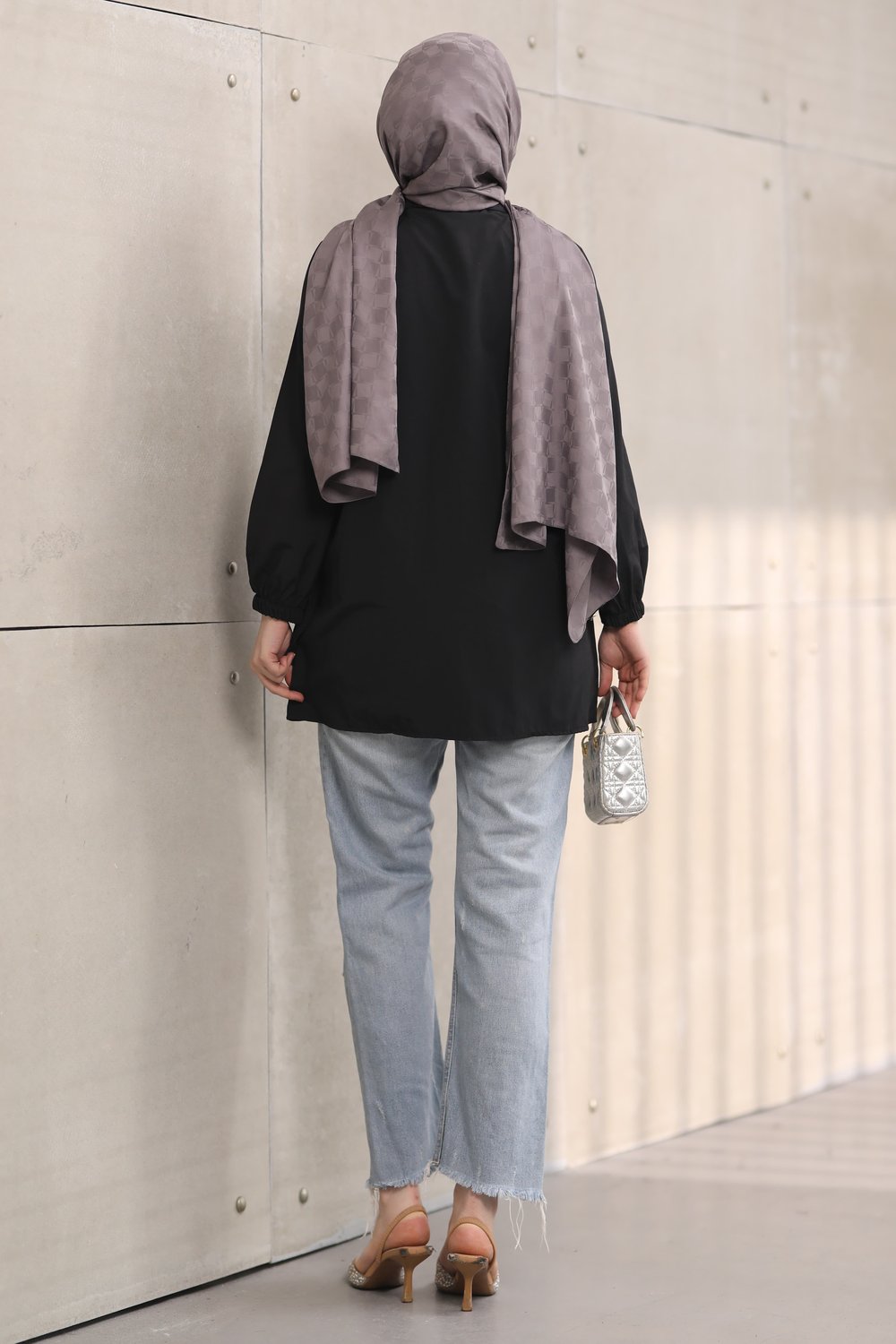 İnci Detaylı Asimetrik Kesim Tesettür Tunik – Günlük Şık Oversize Üst
