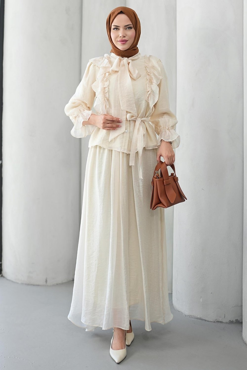 Bluz Yanları Ekli Ve Kol Volanlı Yaka Bağcıklı Tül Etekli Takım  - Ekru