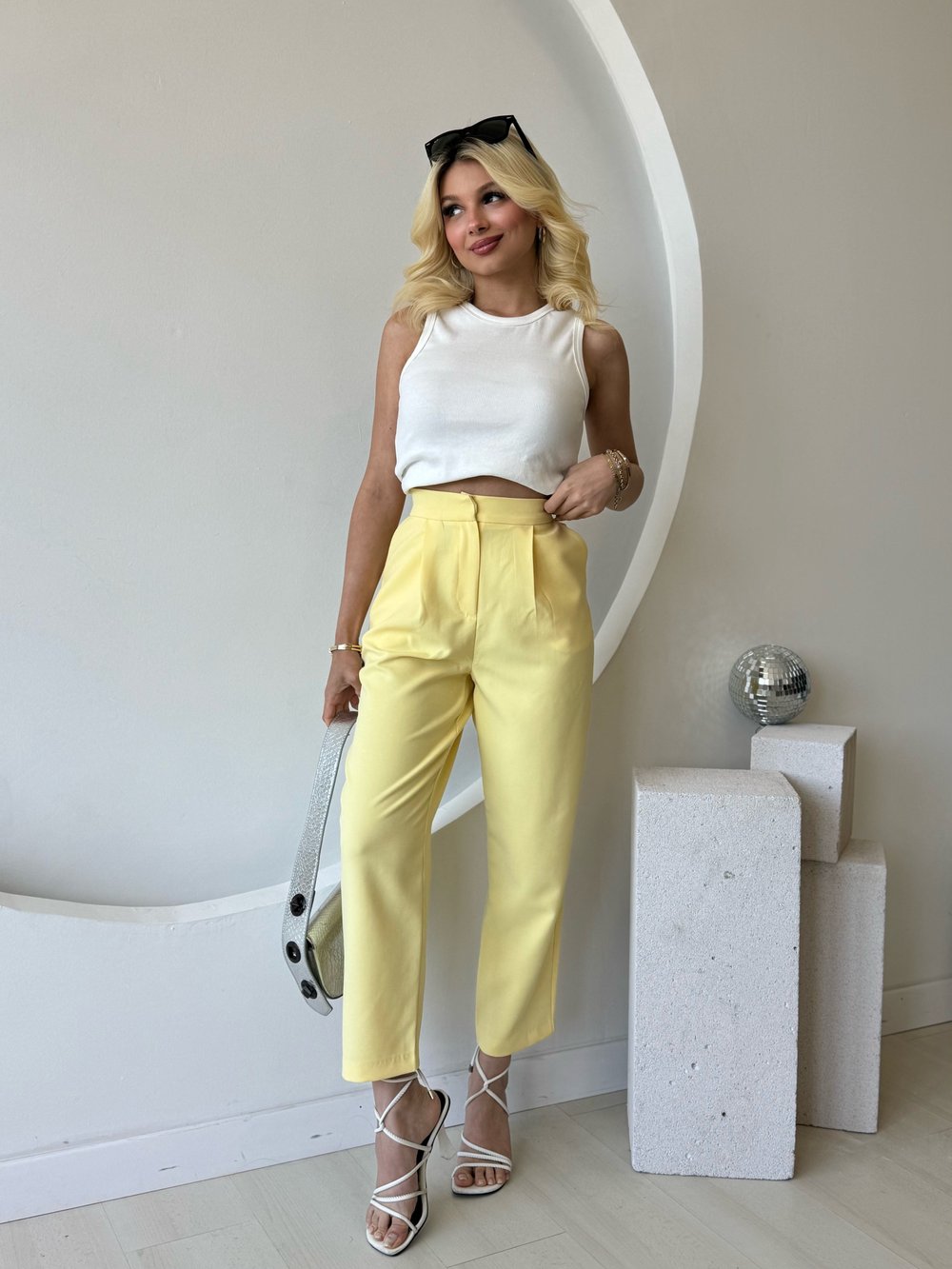 Sarı Pile Detaylı Kumaş Pantolon