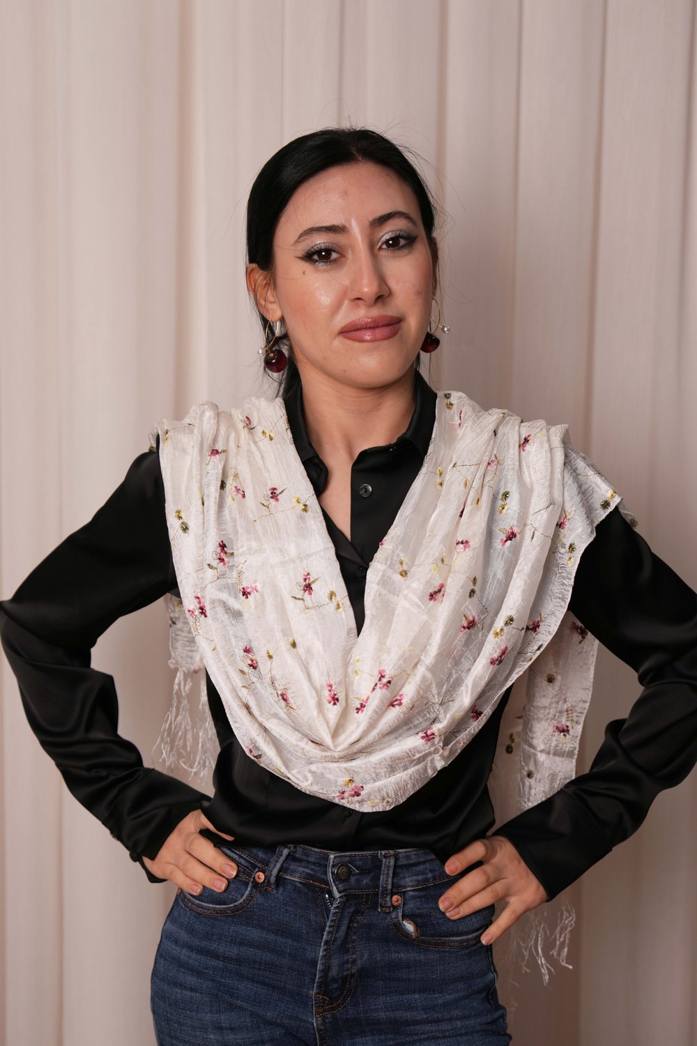 Çiçek Desenli Beyaz İpek Şal