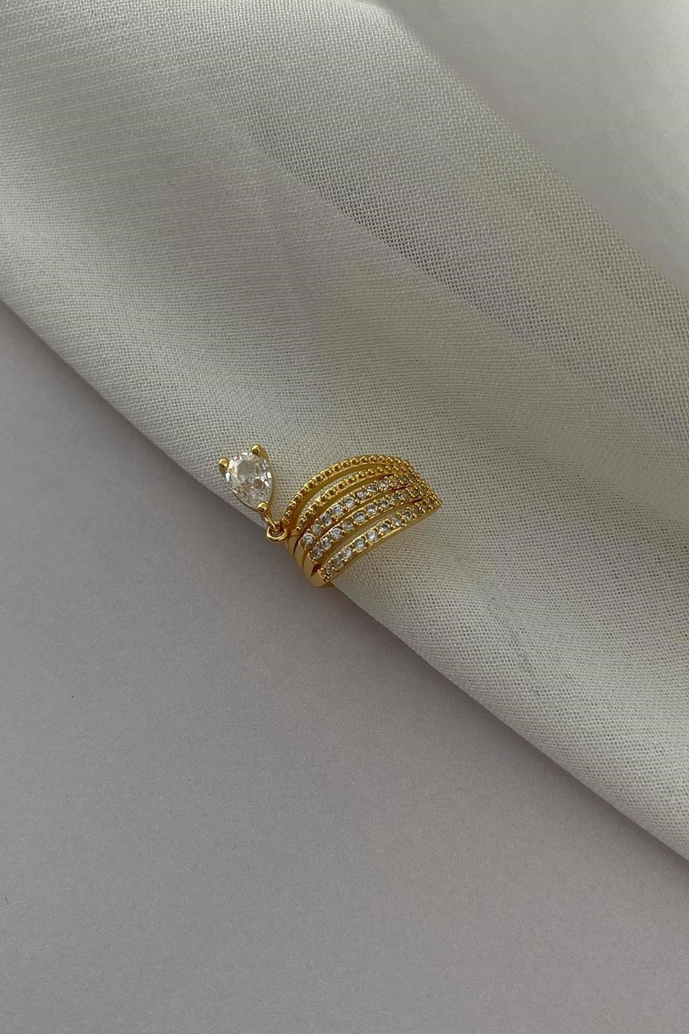 Damla Model Model Gold Detaylı Zirkon Taş Kıkırdak Küpe