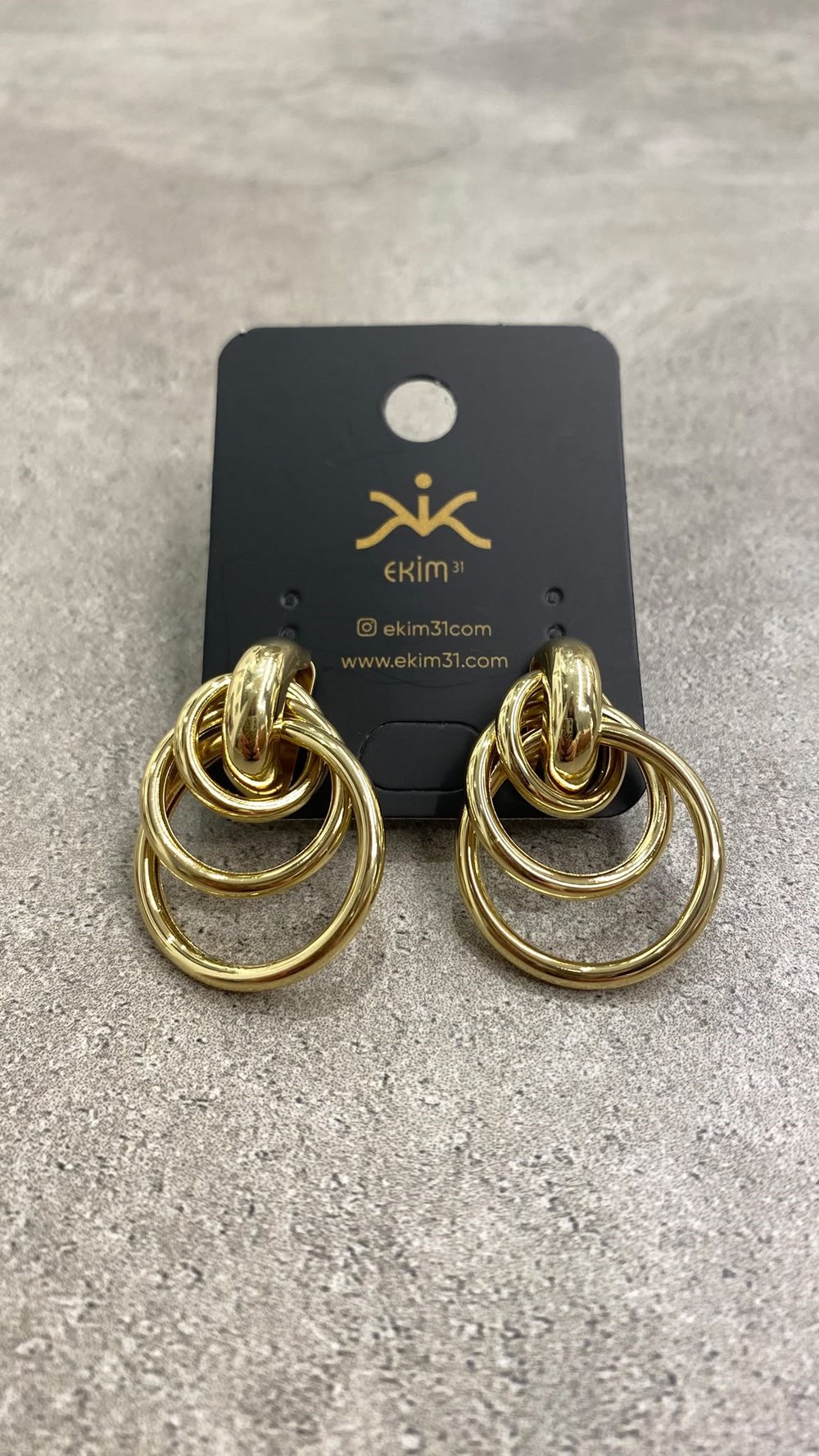 Gold Halka Geçmeli Küpe