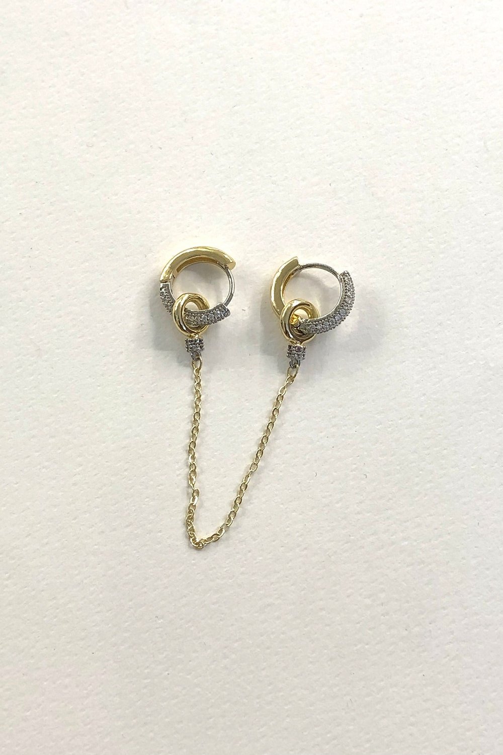 Halka Taşlı Model Zincir Detaylı Gold Küpe