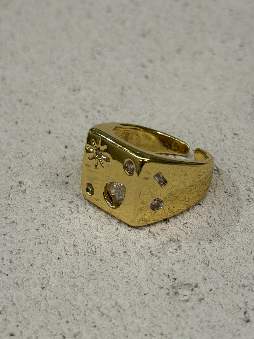 Minik Taş Detaylı Gold Kare Yüzük 