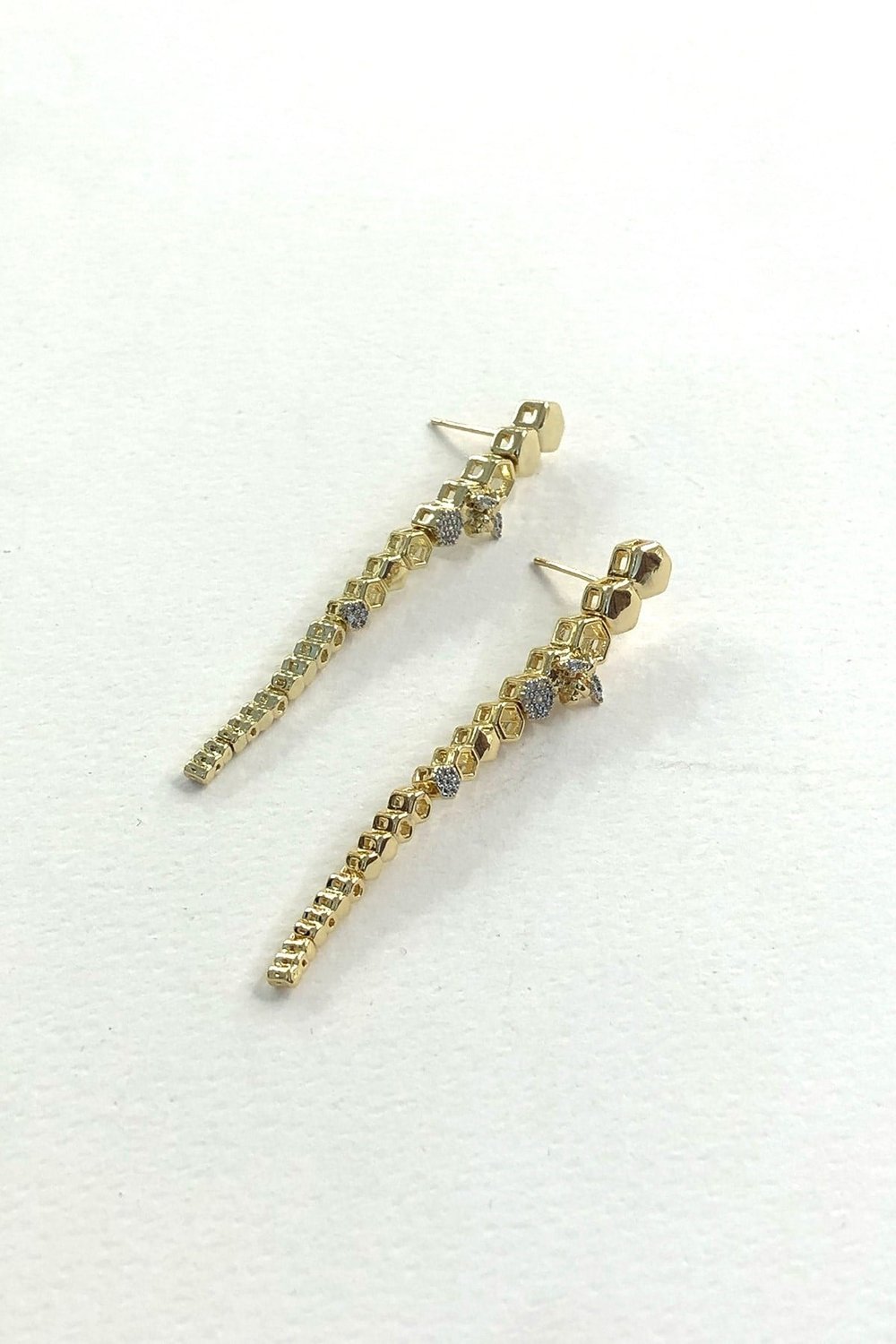 Minimal Geometrik Model Zirkon Taşlı Gold Detaylı Küpe