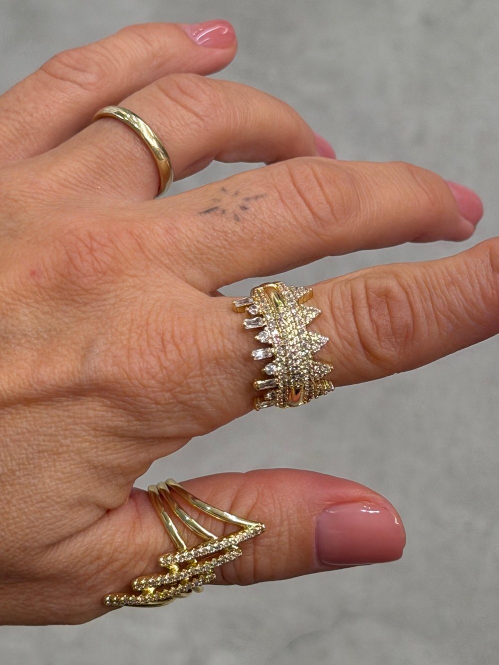 Üçgen Detaylı Zircon Taş Kalın Şık Yüzük