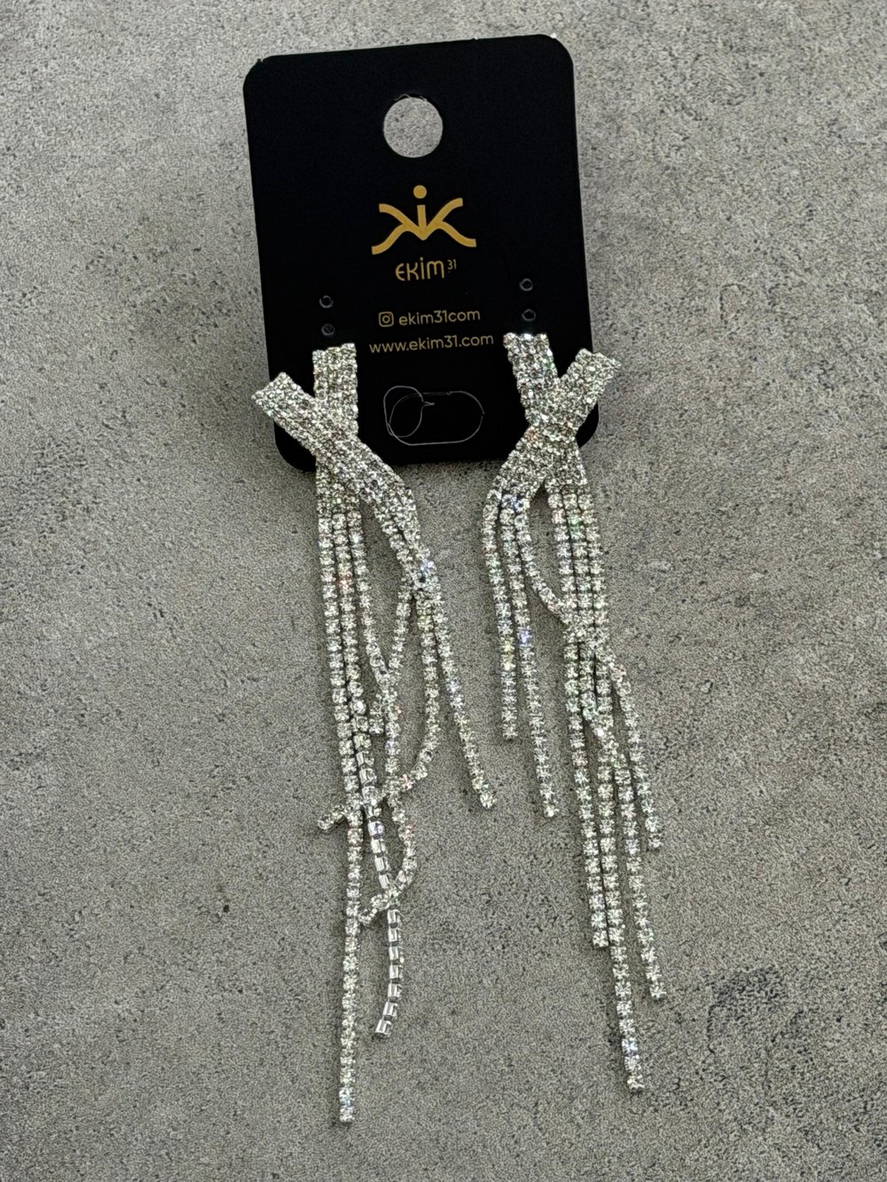 X Model Sallantılı Zircon Taş Küpe