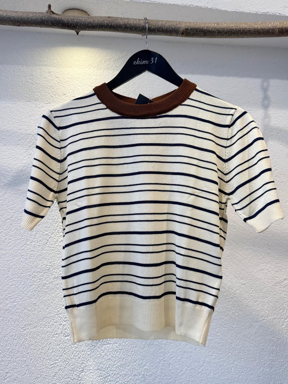 Yakası Kahve Çizgili Ekru Triko Tshirt