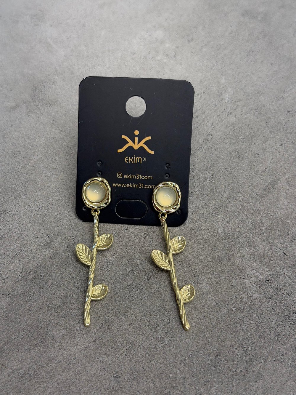 Yaprak Detaylı Gold Küpe 