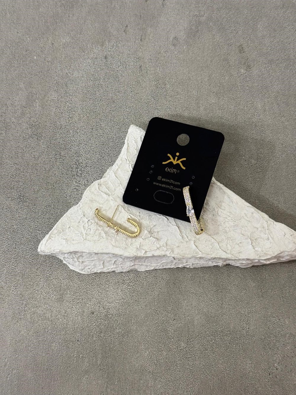 Zirkon Taşlı Damla Figürlü Gold Küpe